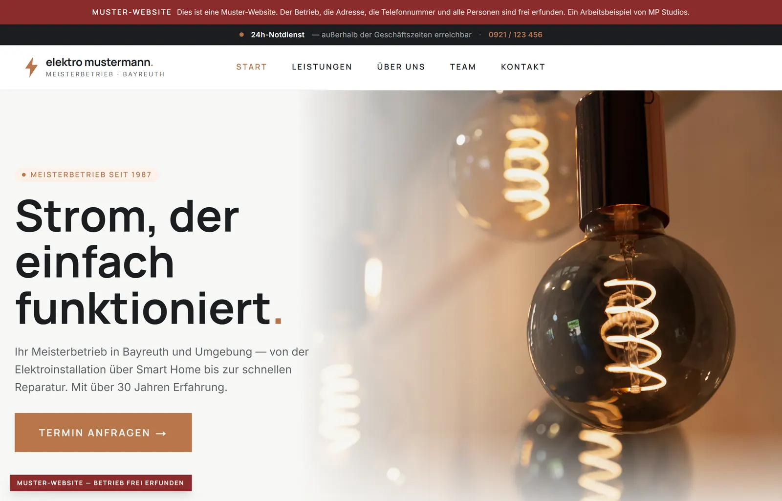 Startseite der Muster-Website: Elektrobetrieb mit Navigation, Headline und Termin-Button